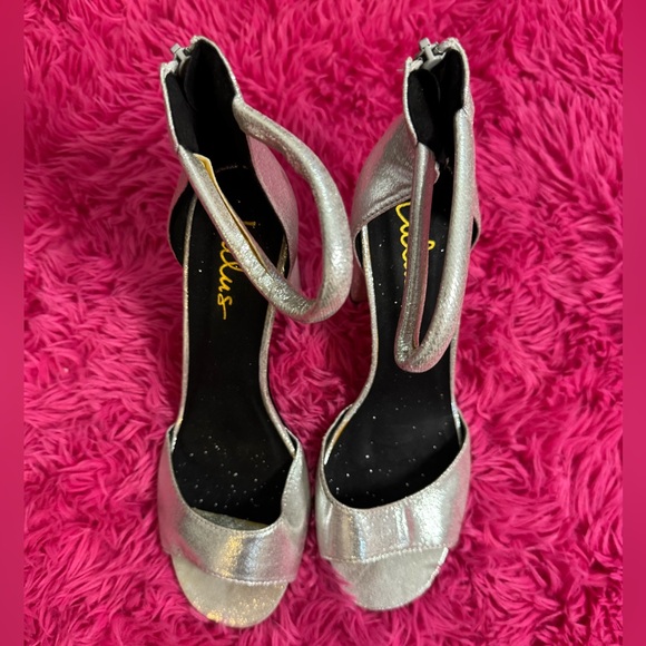 Lulus Shoes - Lulu's‎ Silver Heels with Ankle Strap and Peep-Toe - women’s size 8